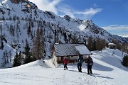 49 Nevio e amici scendono, mentre io sto anora salendo ! Qui siamo alla casa dei guardiani della diga